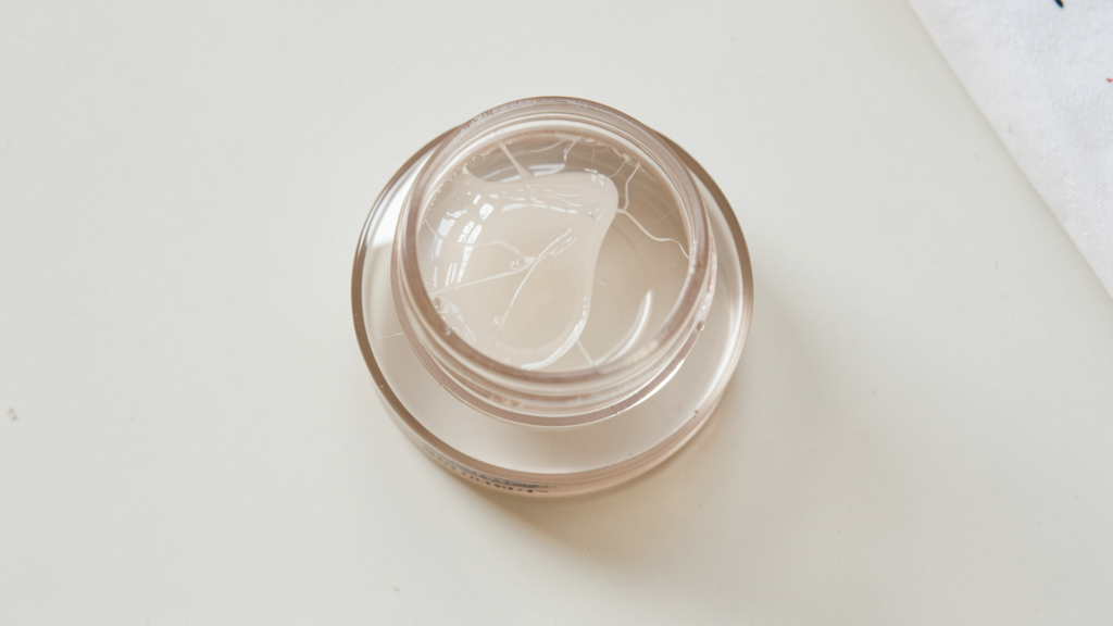 Photographic detail related to Step-by-Step: Applying a Clear Gloss at Home for Shine